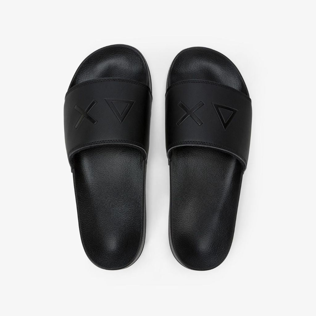 Ciabatte Sun68 in nero con logo tono su tono. Design minimalista e versatile, perfette per il comfort quotidiano