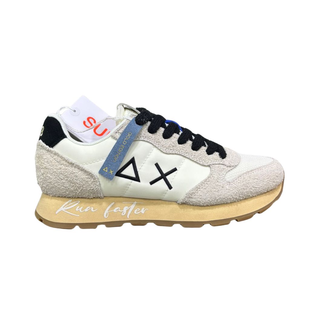 Sneaker uomo Sun68 Tom Vintage Gold Edition bianca in camoscio e nylon, con logo triangolo e croce sul fianco, lacci neri e suola color avena con scritta Run Faster.