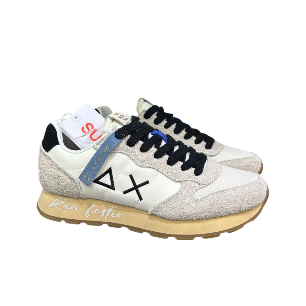 Sneaker uomo Sun68 Tom Vintage Gold Edition bianca in camoscio e nylon, con logo triangolo e croce sul fianco, lacci neri e suola color avena con scritta Run Faster.
