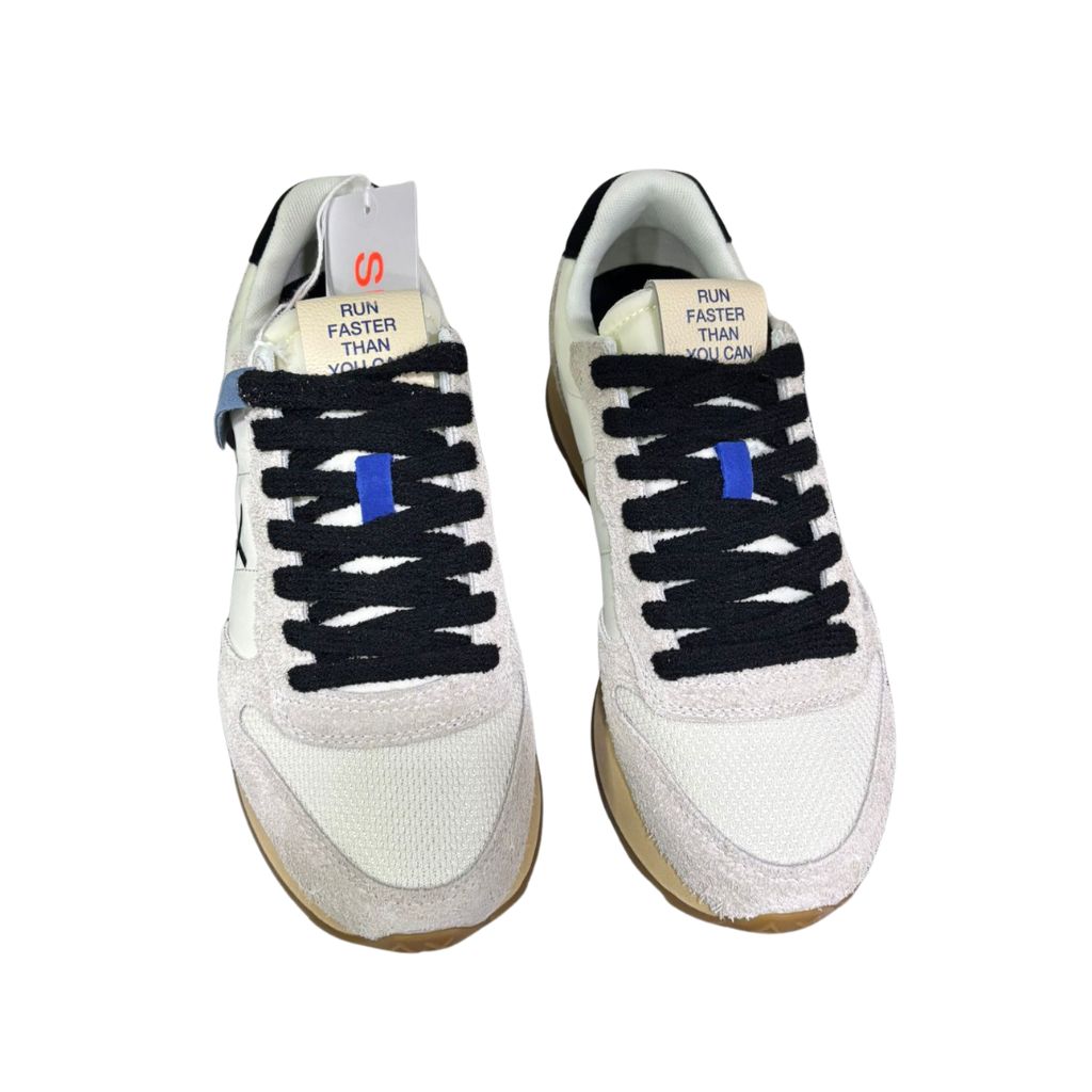 Sneaker uomo Sun68 Tom Vintage Gold Edition bianca in camoscio e nylon, con logo triangolo e croce sul fianco, lacci neri e suola color avena con scritta Run Faster.