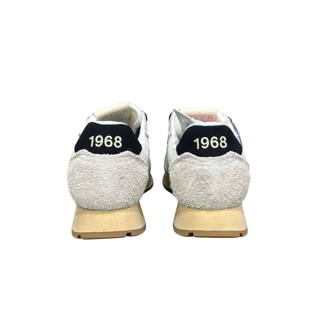 Sneaker uomo Sun68 Tom Vintage Gold Edition bianca in camoscio e nylon, con logo triangolo e croce sul fianco, lacci neri e suola color avena con scritta Run Faster.