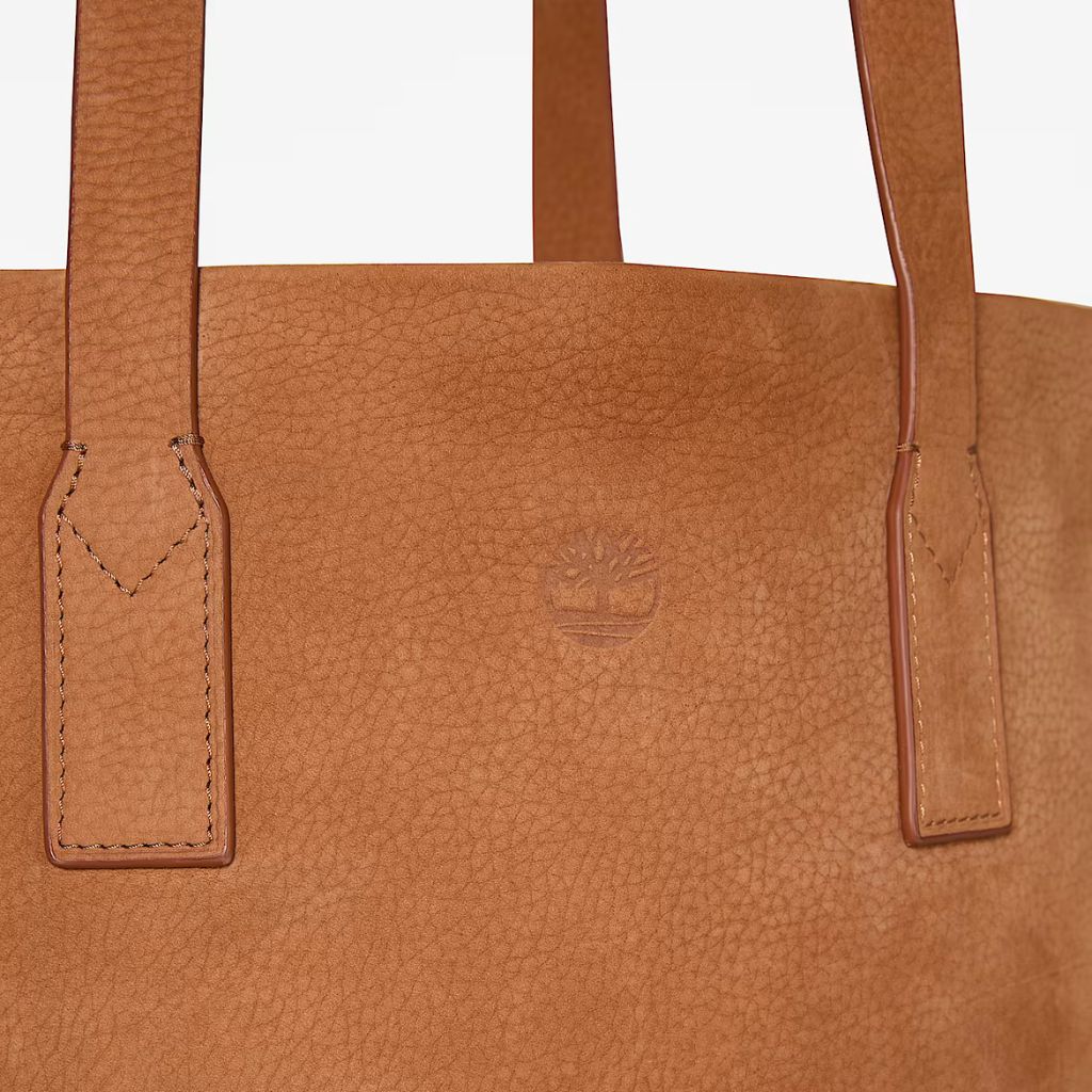 Borsa tote in nabuck zigrinato con manici in pelle e dettagli in metallo dorato opaco.