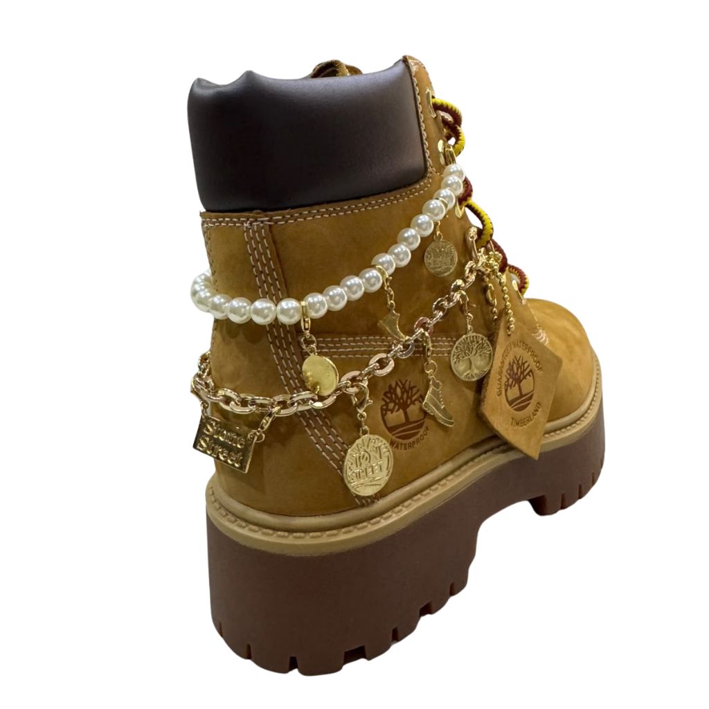 Stivale Timberland wheat con catena decorativa e charm dorati