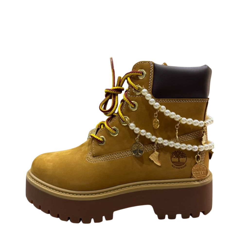 Stivale Timberland wheat con collana di perle e charm dorati
