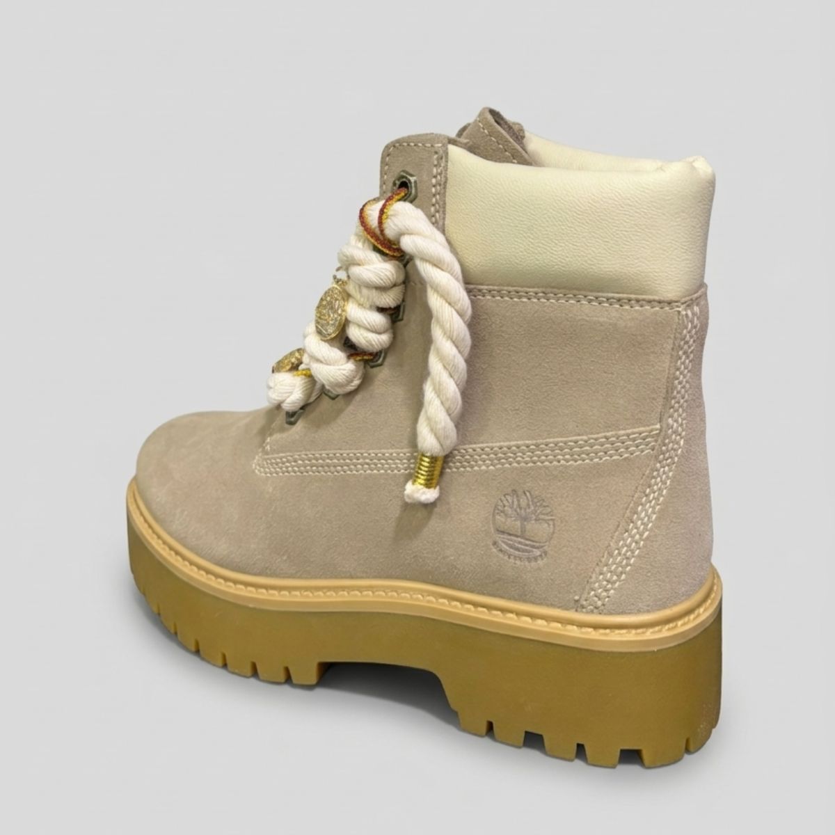 Stivale Timberland Platform Stone Street in suede beige sabbia con lacci a corda intrecciata oversize, charm dorati e suola chunky giallo miele