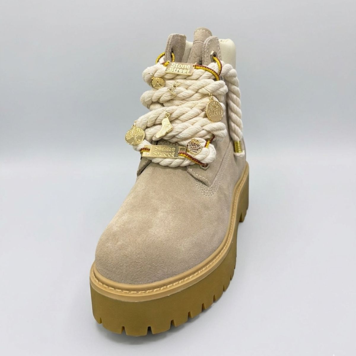Stivale Timberland Platform Stone Street in suede beige sabbia con lacci a corda intrecciata oversize, charm dorati e suola chunky giallo miele