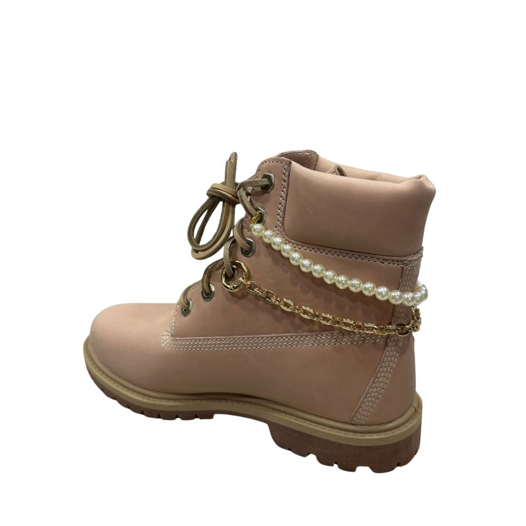 Stivale Timberland rosa con catena decorativa e charm dorati