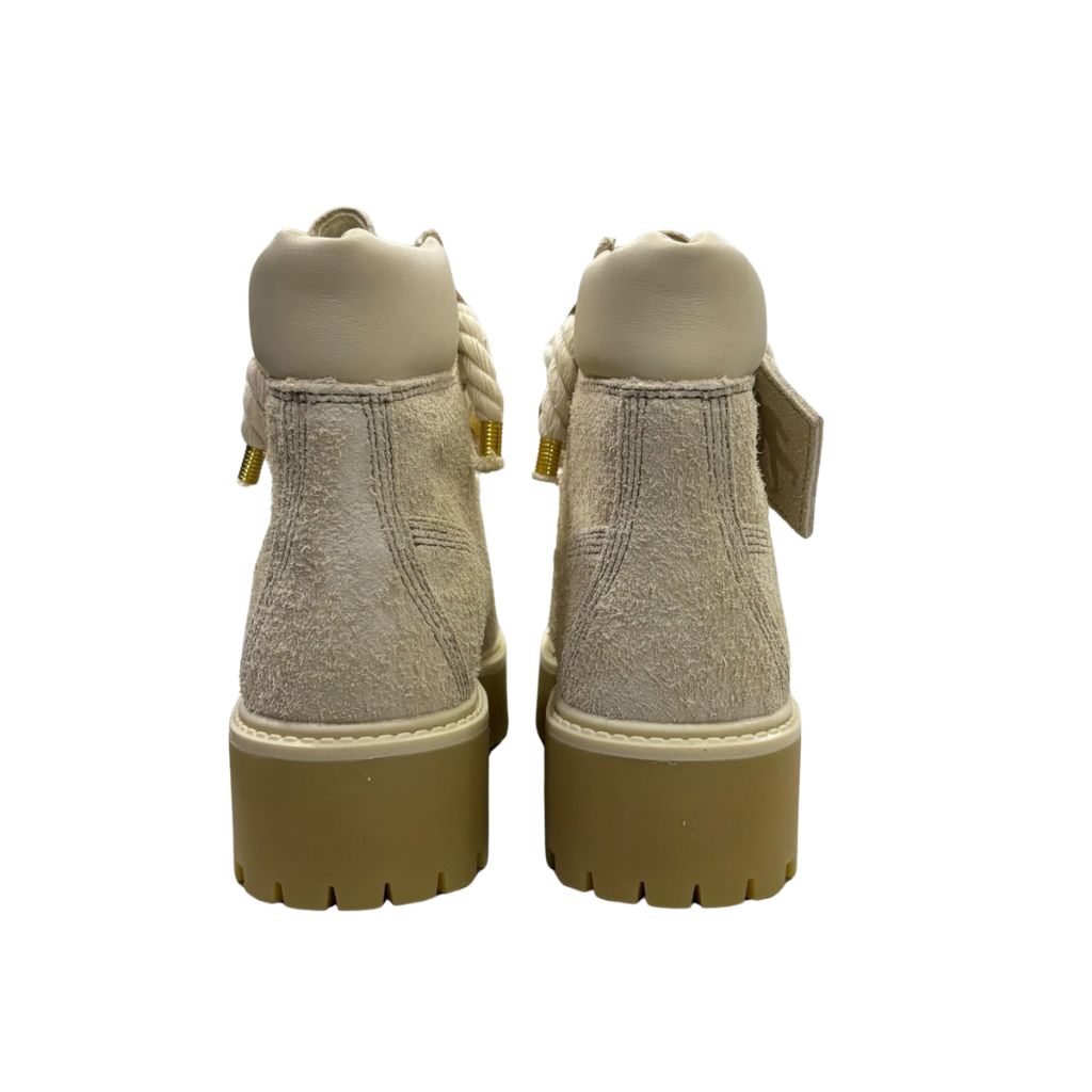 Scarponcino Timberland beige in suede con lacci a corda, charm dorati e suola platform
