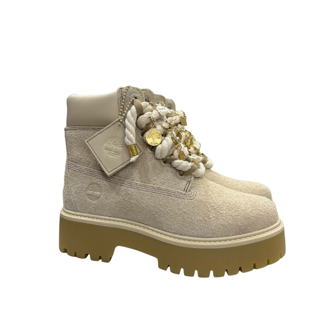 Scarponcino Timberland beige in suede con lacci a corda, charm dorati e suola platform