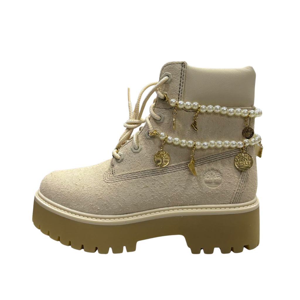 Scarponcino Timberland Stone Street beige in suede con perle, charm dorati e suola platform