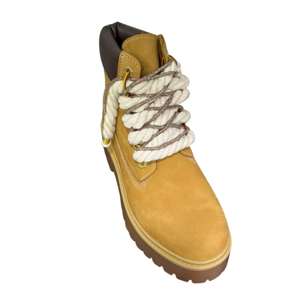 Stivale Timberland platform in nubuck color miele con lacci a corda bianchi, occhielli dorati e suola carrarmato marrone.