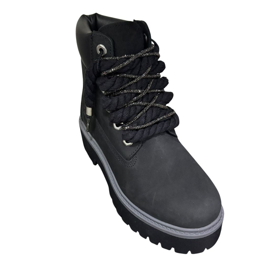 Stivale Timberland Stone Street platform in nubuck nero con lacci a corda neri con filo glitter.