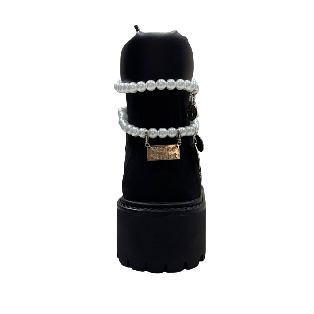 Stivale Timberland nero con doppia collana di perle e charm