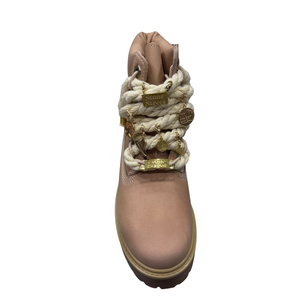 Scarponcino Timberland Stone Street rosa con lacci a corda e charms
