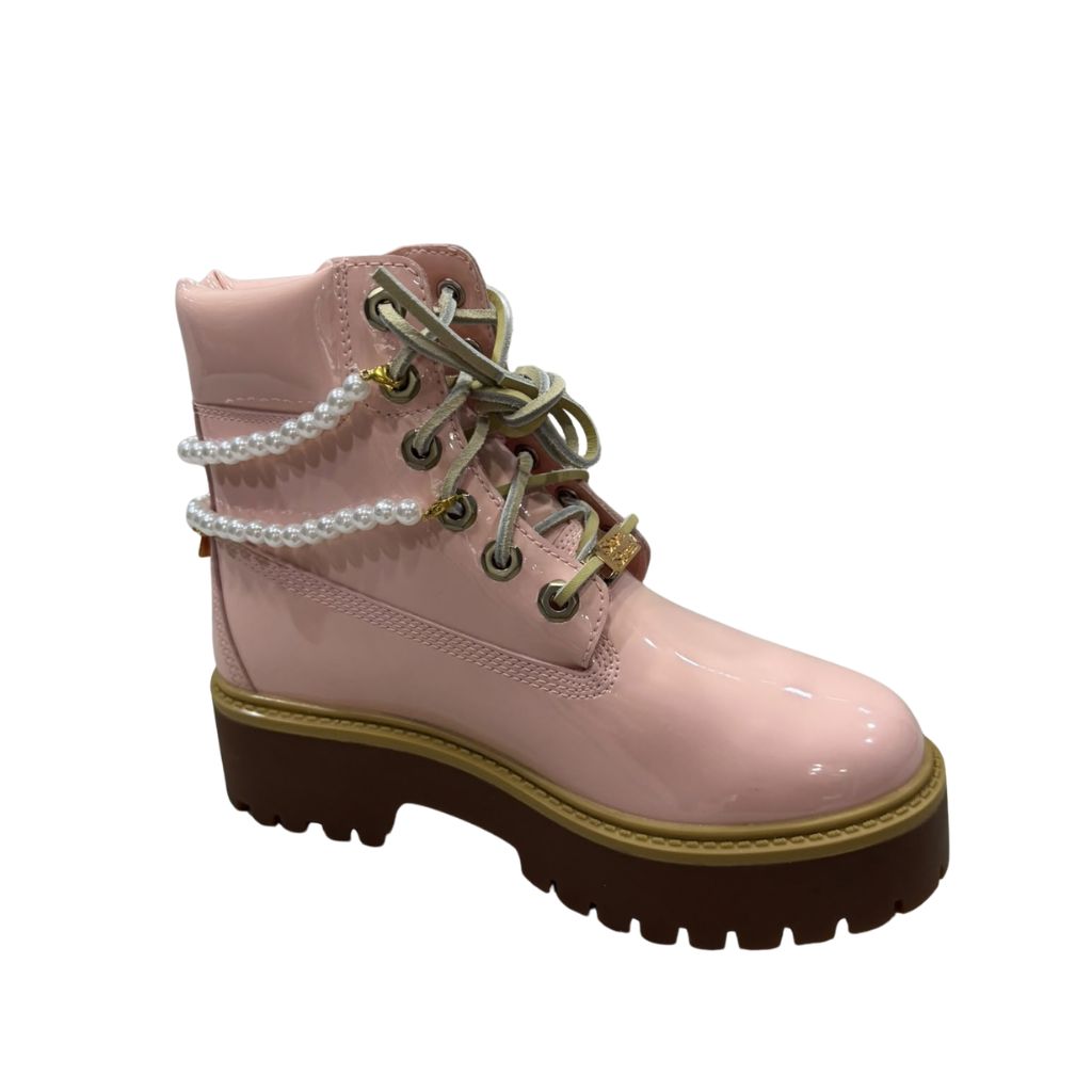 Stivale Timberland rosa in vernice con collana di perle e charm
