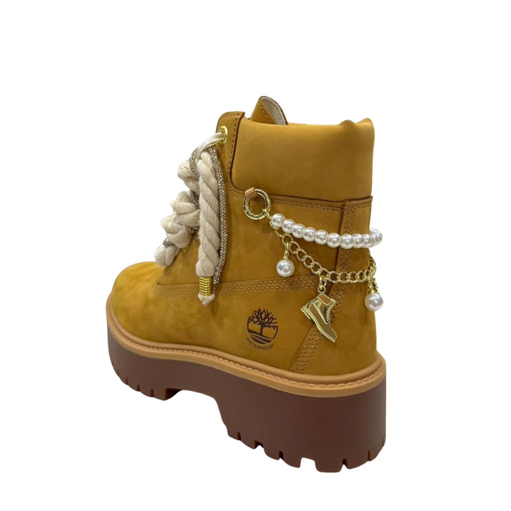 Stivale Timberland wheat con maxi lacci glitterati e charm perle