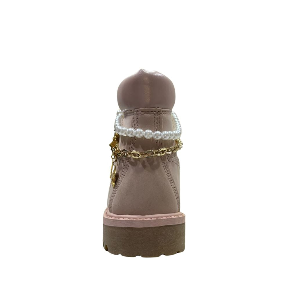 Stivale Timberland rosa con collo perlato e catena decorativa