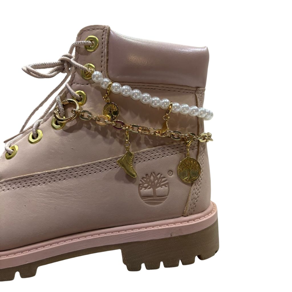 Stivale Timberland rosa con collo perlato e catena decorativa