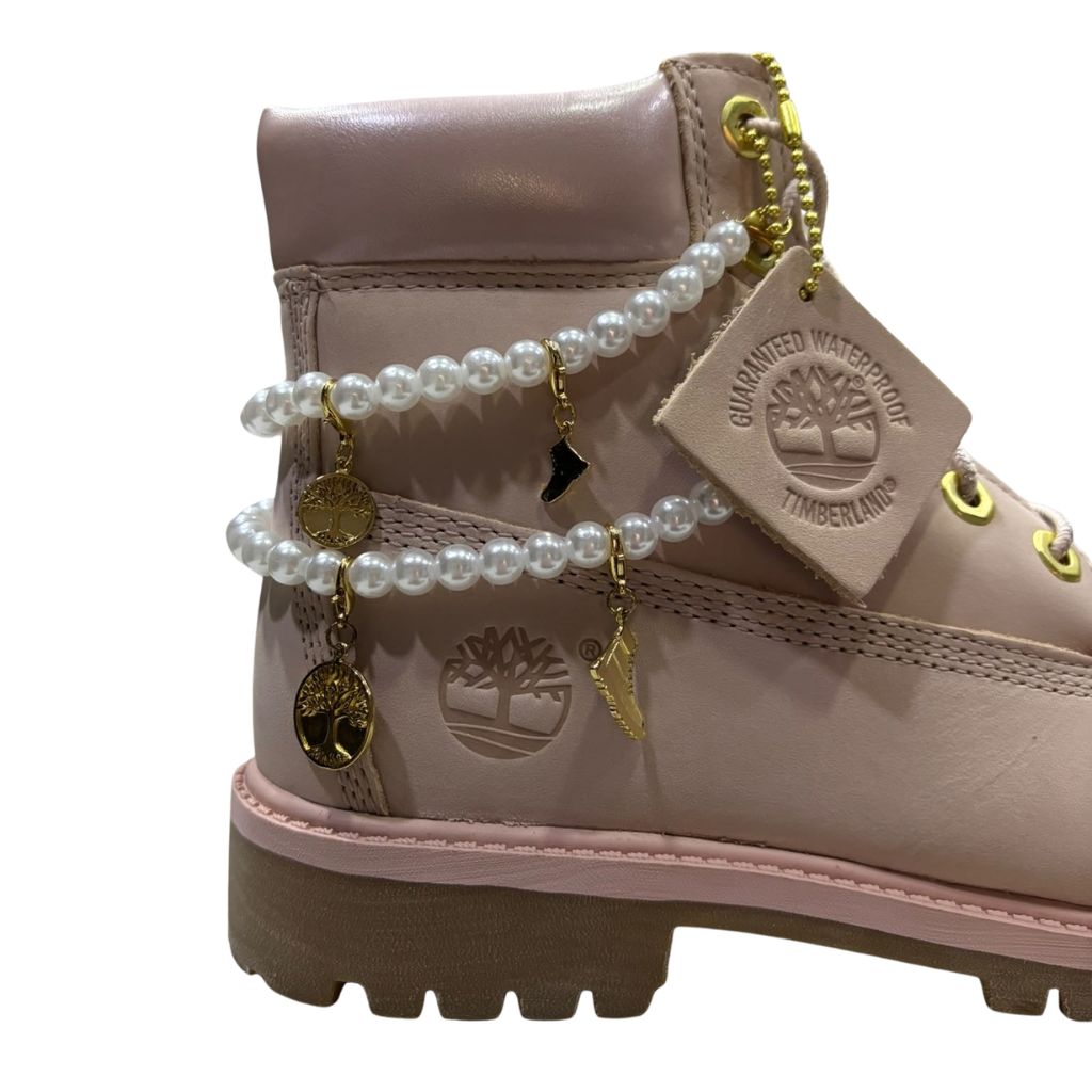 Stivale Timberland rosa con collo perlato e collana decorativa
