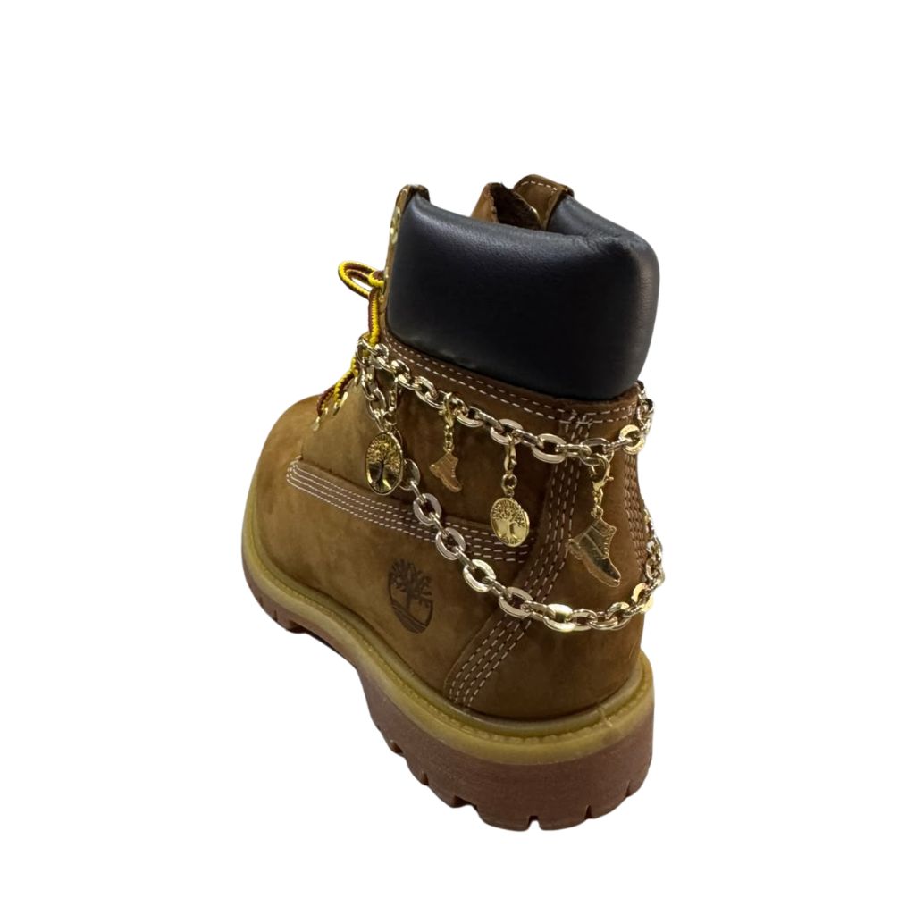 Stivale Timberland marrone con catena decorativa e charm dorati