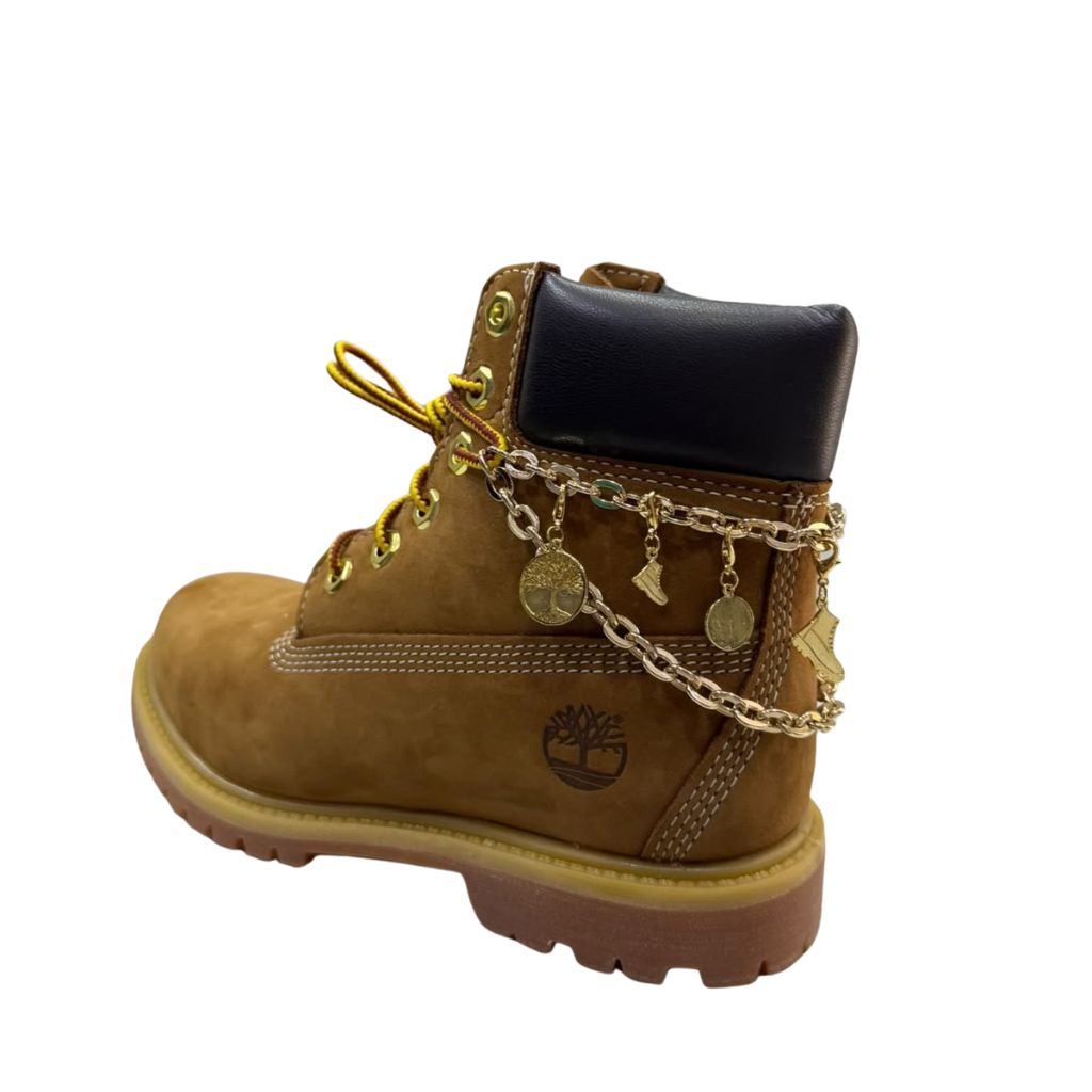 Stivale Timberland marrone con catena decorativa e charm dorati