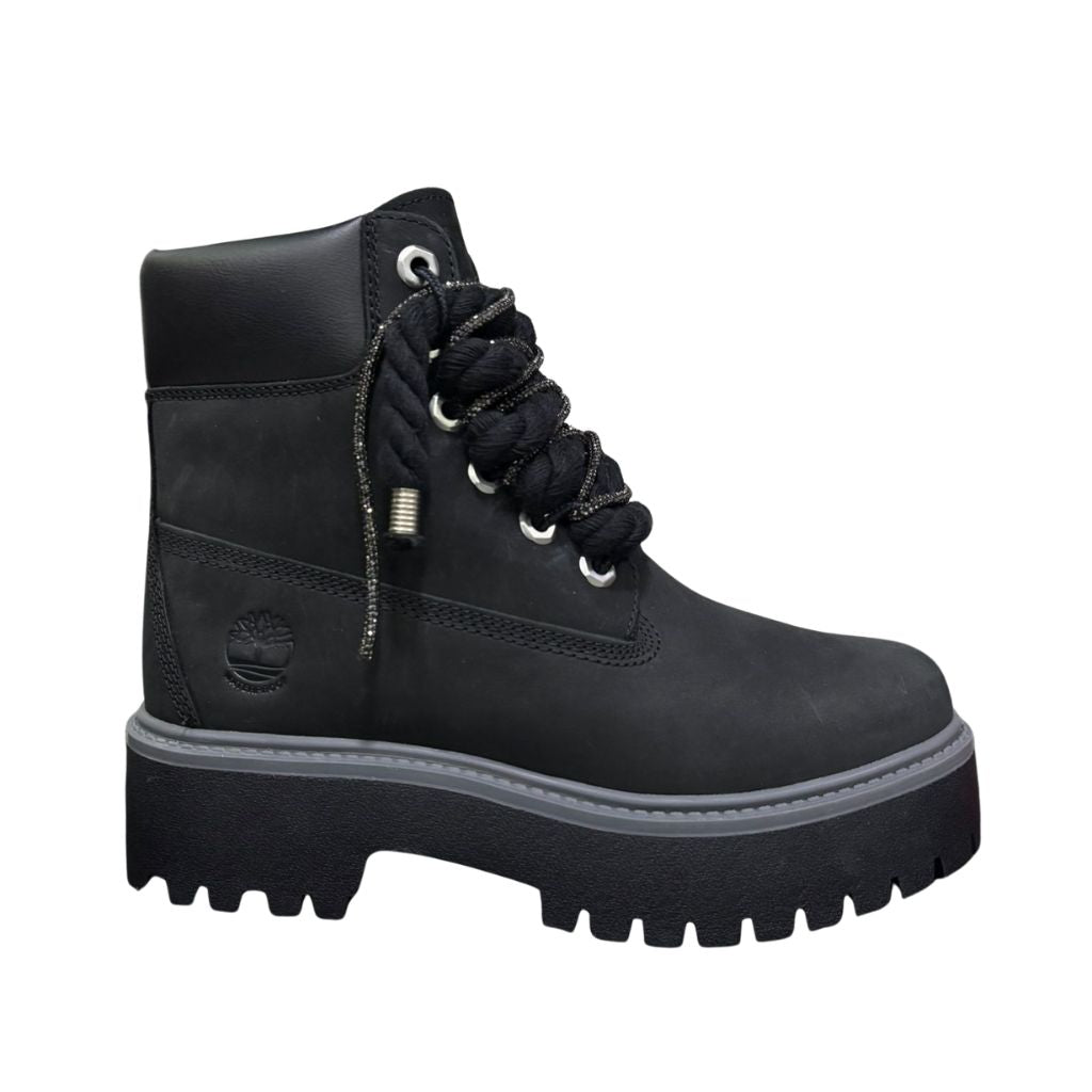 Stivale Timberland Stone Street platform in nubuck nero con lacci a corda neri con filo glitter.