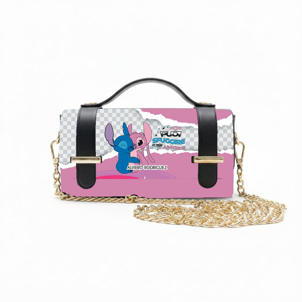 Borsa Alviero Rodriguez Chery Non Puoi Sfuggire con un personaggio blu su carta strappata rosa e grigia