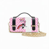 Borsa Alviero Rodriguez Chery Tenda Rosa con una figura rosa dietro una tenda su fondo a scacchi rosa