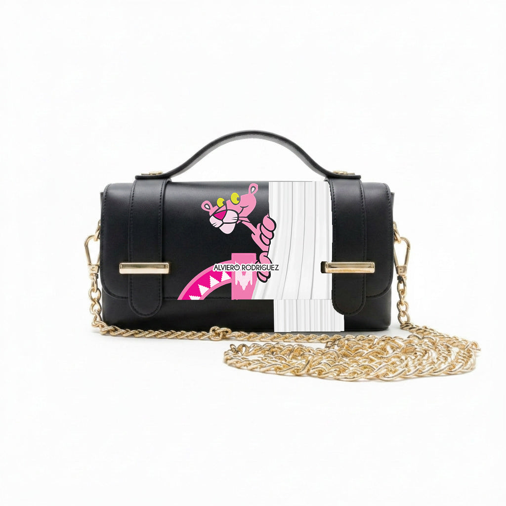 Borsa Alviero Rodriguez Chery Tenda Nero con una figura rosa dietro una tenda su fondo nero