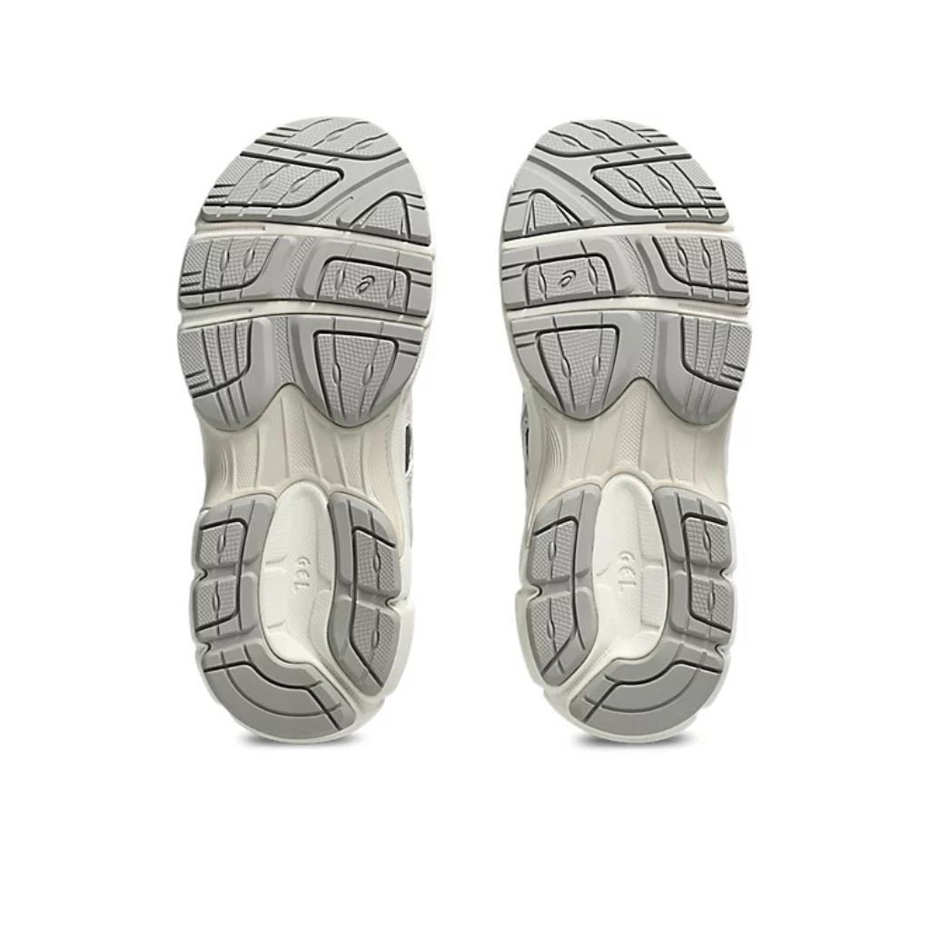 ASICS Gel-NYC bambino cream e grigio in mesh e scamosciato con suola GEL chunky.