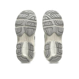 ASICS Gel-NYC bambino cream e grigio in mesh e scamosciato con suola GEL chunky.