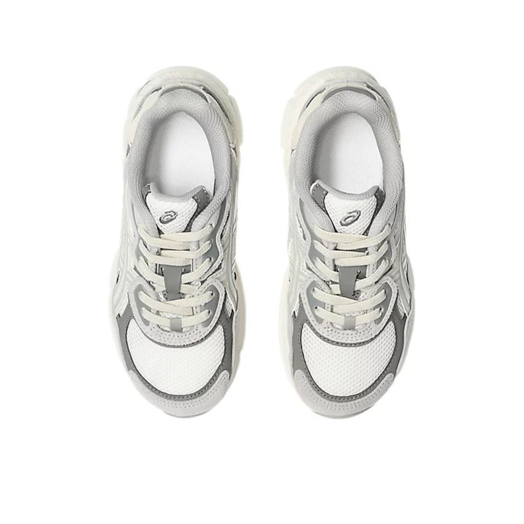 ASICS Gel-NYC bambino cream e grigio in mesh e scamosciato con suola GEL chunky.