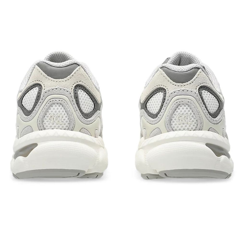 ASICS Gel-NYC bambino cream e grigio in mesh e scamosciato con suola GEL chunky.