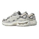 ASICS Gel-NYC bambino cream e grigio in mesh e scamosciato con suola GEL chunky.
