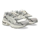 ASICS Gel-NYC bambino cream e grigio in mesh e scamosciato con suola GEL chunky.