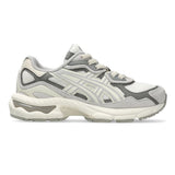 ASICS Gel-NYC bambino cream e grigio in mesh e scamosciato con suola GEL chunky.
