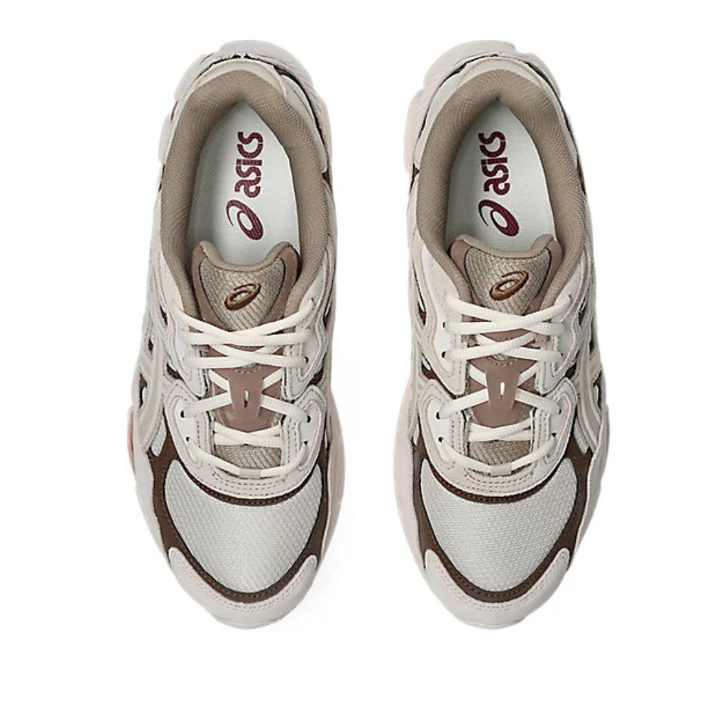 Sneaker ASICS GEL-NYC con tomaia multistrato in mesh e suede, dettagli ispirati al running d'archivio e intersuola tecnologica ammortizzata su sfondo neutro.