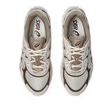Sneaker ASICS GEL-NYC con tomaia multistrato in mesh e suede, dettagli ispirati al running d'archivio e intersuola tecnologica ammortizzata su sfondo neutro.