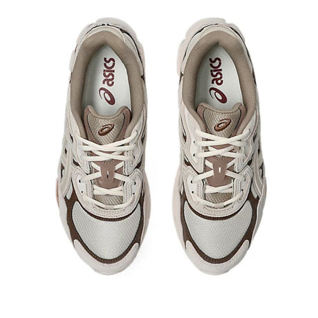 Sneaker ASICS GEL-NYC con tomaia multistrato in mesh e suede, dettagli ispirati al running d'archivio e intersuola tecnologica ammortizzata su sfondo neutro.