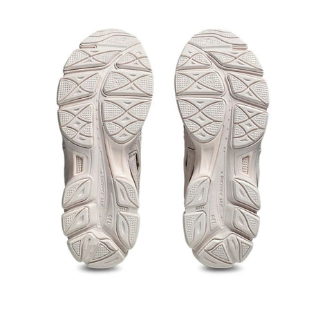 Sneaker ASICS GEL-NYC con tomaia multistrato in mesh e suede, dettagli ispirati al running d'archivio e intersuola tecnologica ammortizzata su sfondo neutro.