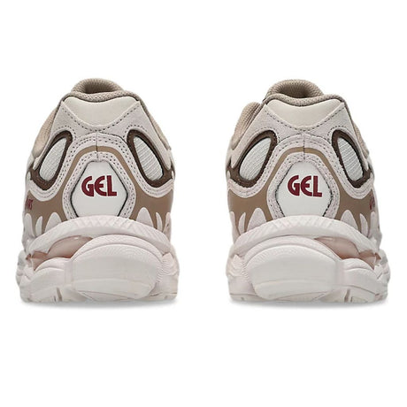 Sneaker ASICS GEL-NYC con tomaia multistrato in mesh e suede, dettagli ispirati al running d'archivio e intersuola tecnologica ammortizzata su sfondo neutro.