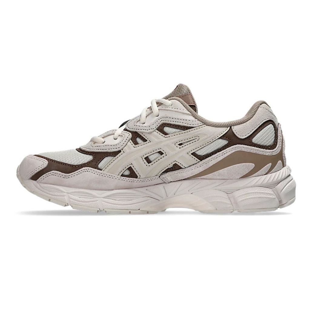 Sneaker ASICS GEL-NYC con tomaia multistrato in mesh e suede, dettagli ispirati al running d'archivio e intersuola tecnologica ammortizzata su sfondo neutro.