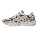 Sneaker ASICS GEL-NYC con tomaia multistrato in mesh e suede, dettagli ispirati al running d'archivio e intersuola tecnologica ammortizzata su sfondo neutro.