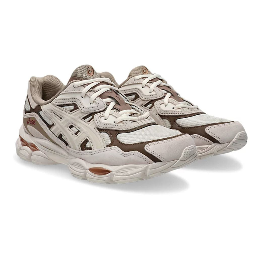 Sneaker ASICS GEL-NYC con tomaia multistrato in mesh e suede, dettagli ispirati al running d'archivio e intersuola tecnologica ammortizzata su sfondo neutro.