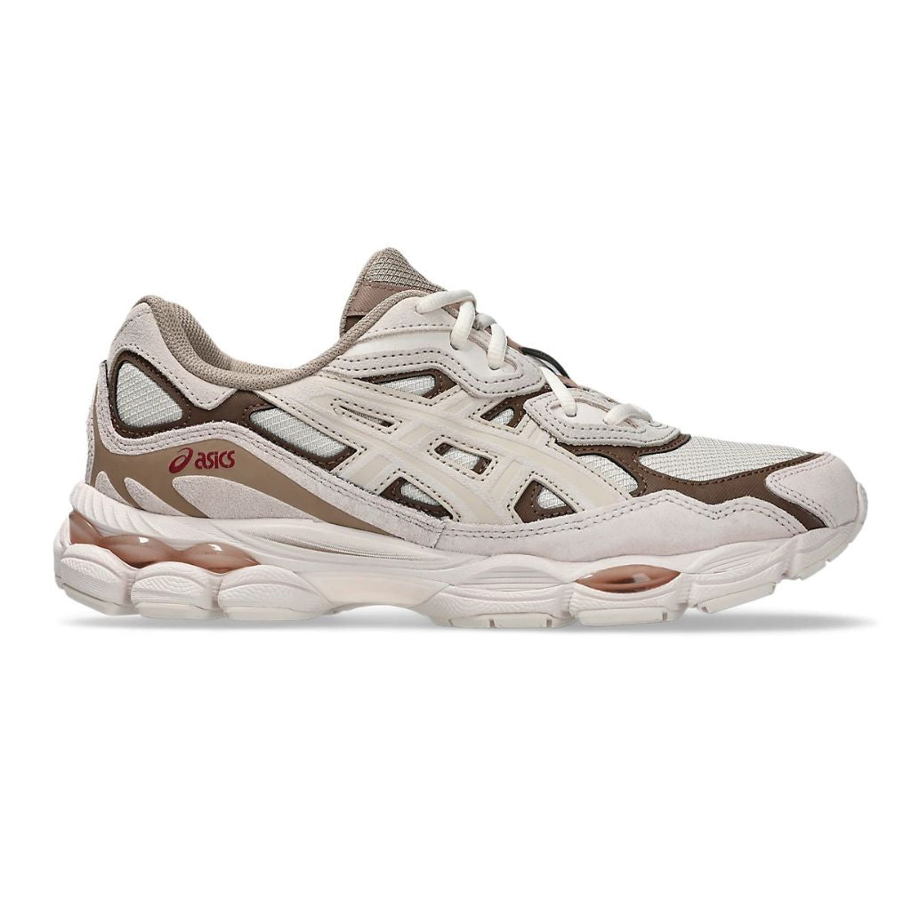 Sneaker ASICS GEL-NYC con tomaia multistrato in mesh e suede, dettagli ispirati al running d'archivio e intersuola tecnologica ammortizzata su sfondo neutro.