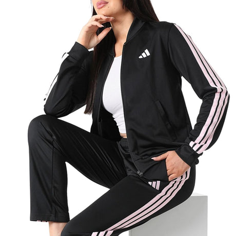 Tuta Adidas nera, giacca bomber e pantaloni con bande rosa