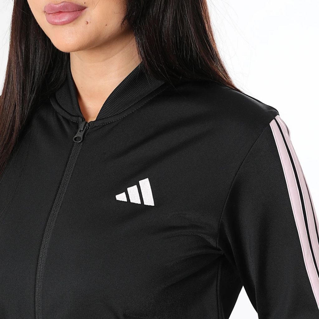 Tuta Adidas nera, giacca bomber e pantaloni con bande rosa