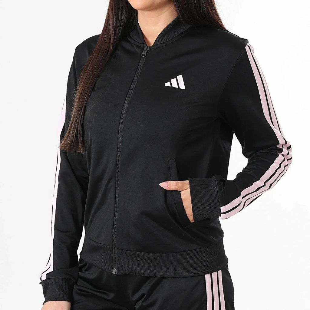 Tuta Adidas nera, giacca bomber e pantaloni con bande rosa
