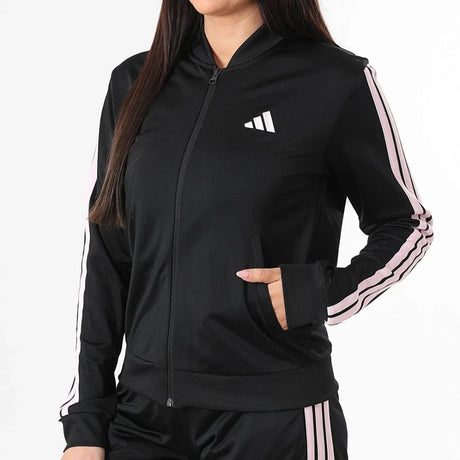 Tuta Adidas nera, giacca bomber e pantaloni con bande rosa