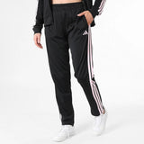 Tuta Adidas nera, giacca bomber e pantaloni con bande rosa